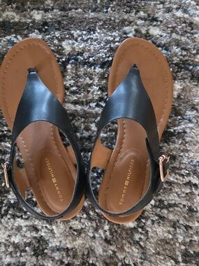 Black Leather Thong Sandals with Brown Footbed